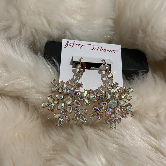 NEW! Betsey Johnson Snowflake Statement Earrings - Picture 7 of 8